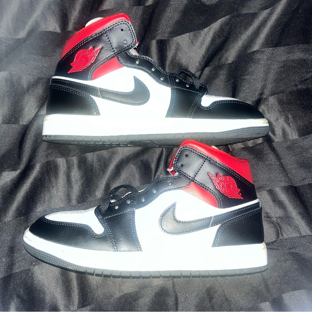 Jordan 1 Mid (Women’s)